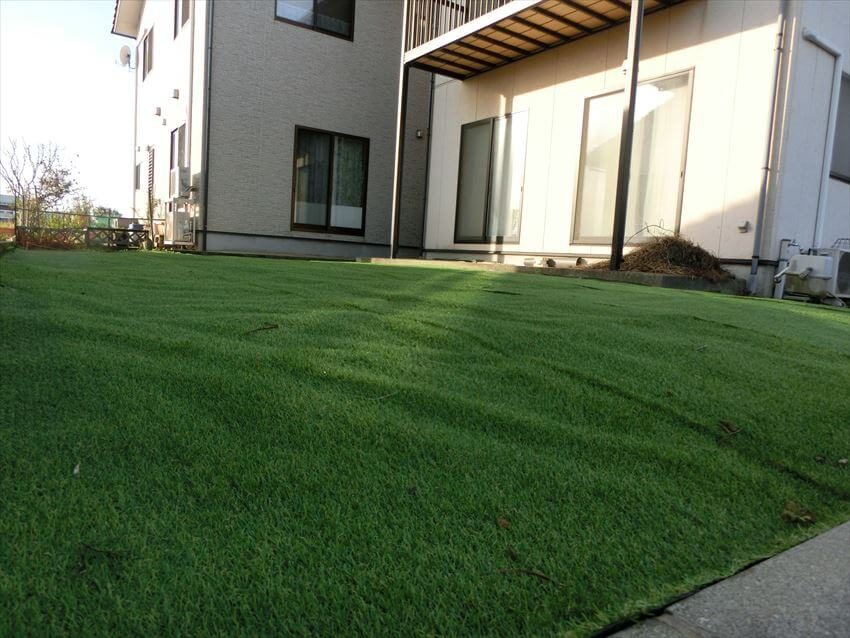 お庭の防草シート施工事例 人工芝をプラスして自然な印象の庭へ