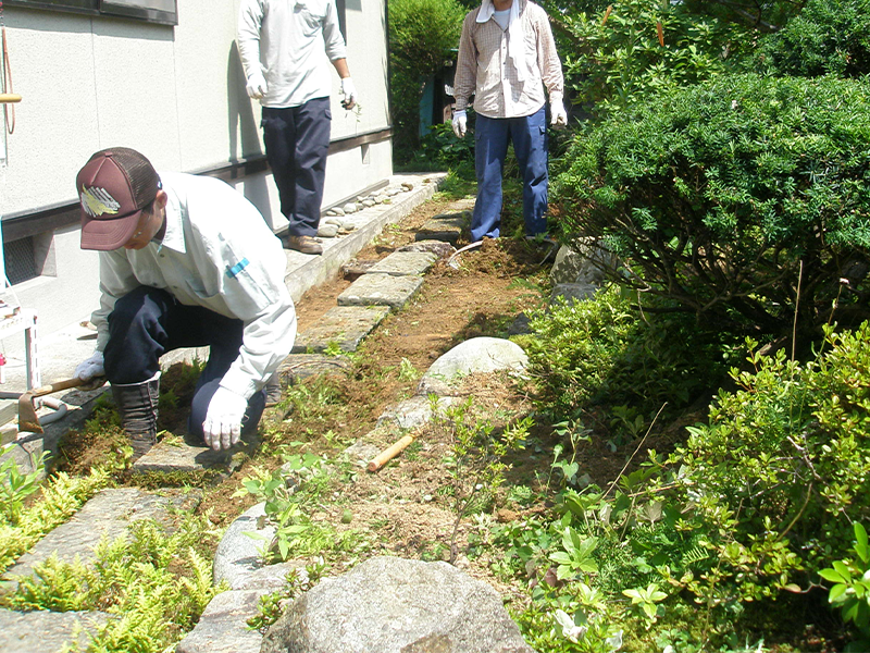 除草する