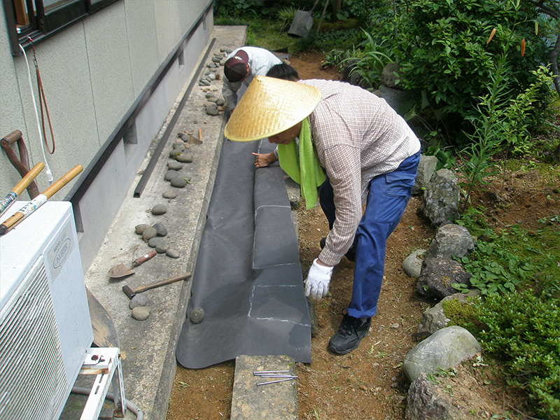 防草シートを敷く